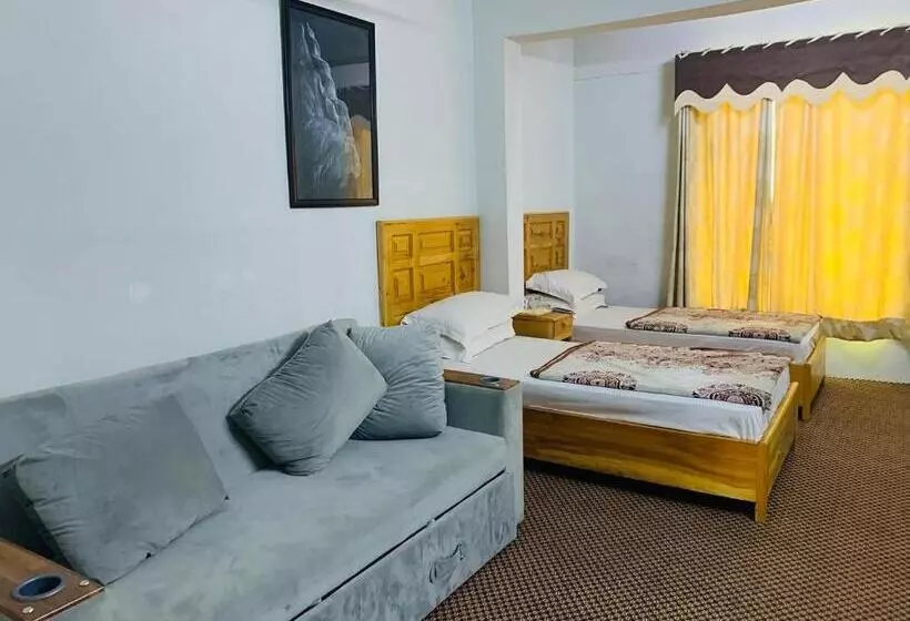 هتل Naveed Tourist Inn