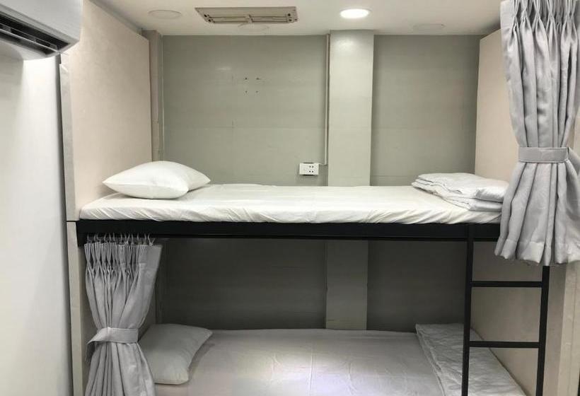 هتل کپسول Bamboo Hostel