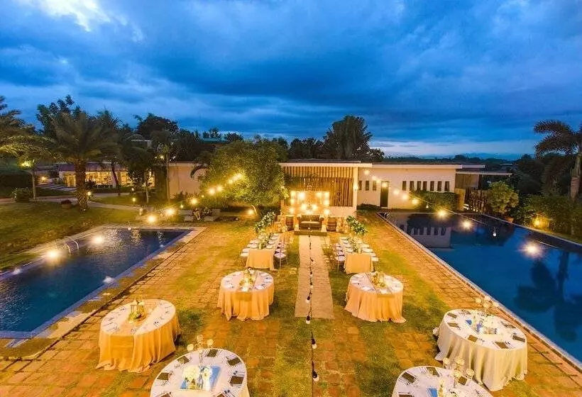 ホテル The Park Silang