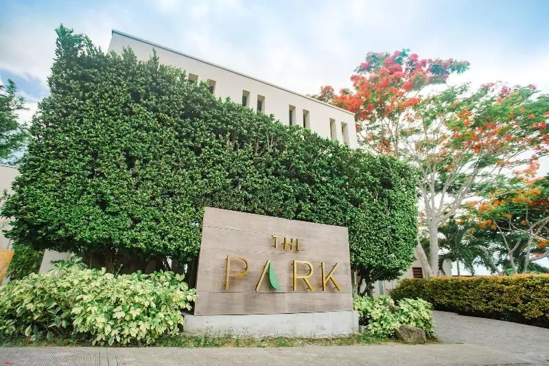 ホテル The Park Silang