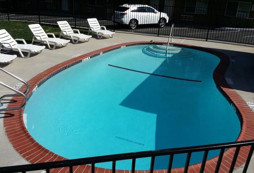 فندق Blue Jay Lodge