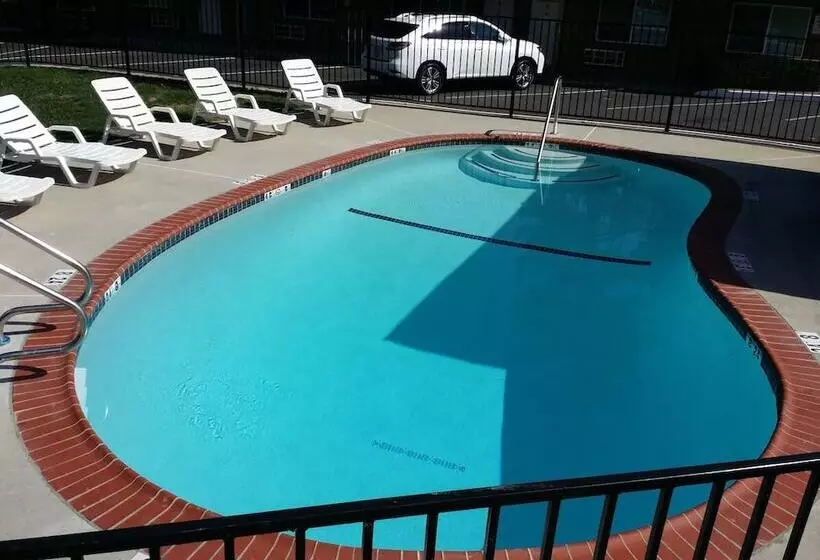 Отель Blue Jay Lodge