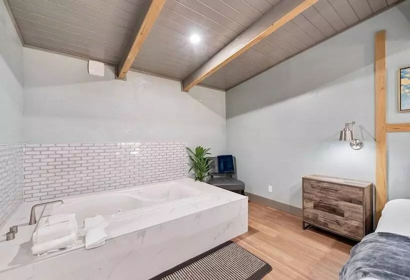 Отель Blue Jay Lodge