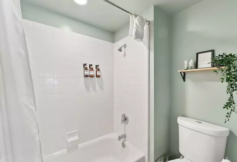 Отель Blue Jay Lodge