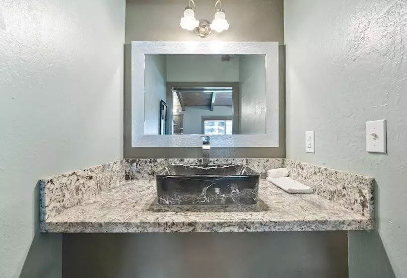 Отель Blue Jay Lodge