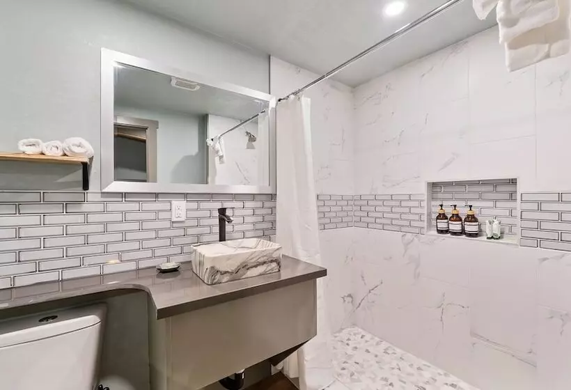 Отель Blue Jay Lodge