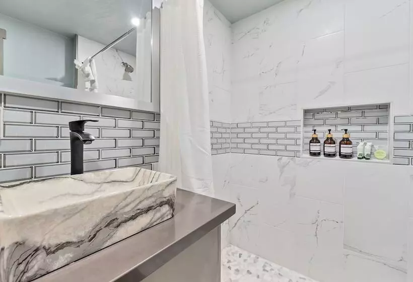 Отель Blue Jay Lodge