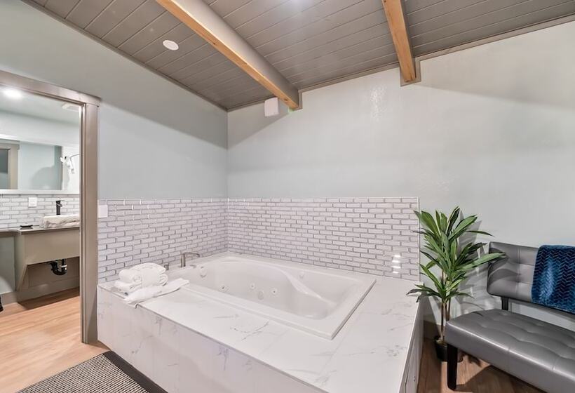 فندق Blue Jay Lodge