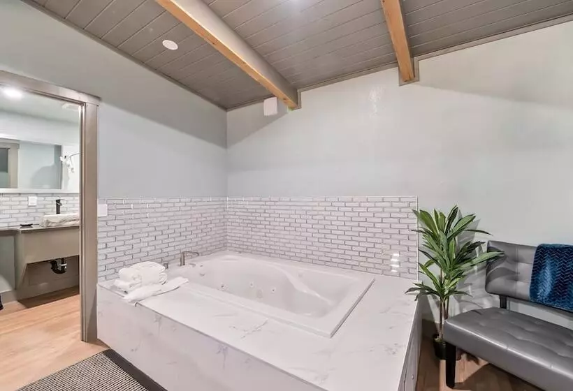 Отель Blue Jay Lodge