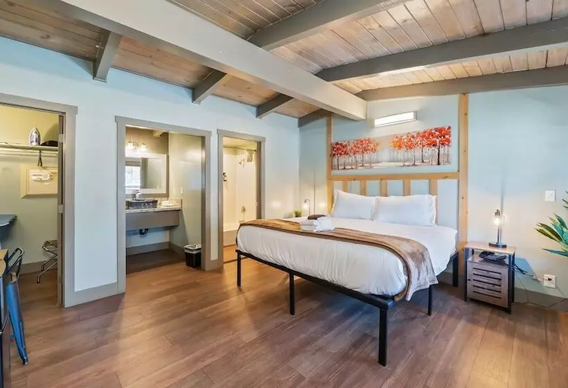 Отель Blue Jay Lodge