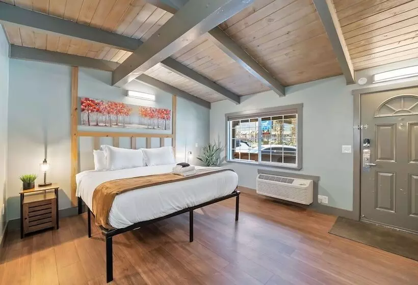 Отель Blue Jay Lodge