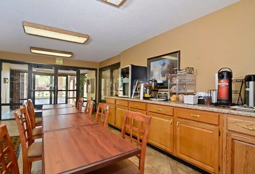 Отель Travelers Inn And Suites