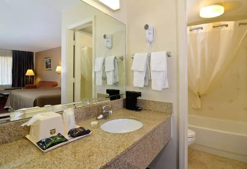 Отель Travelers Inn And Suites