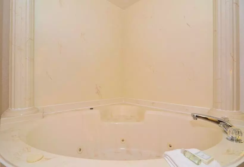 Отель Travelers Inn And Suites