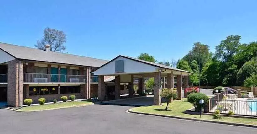 Отель Travelers Inn And Suites