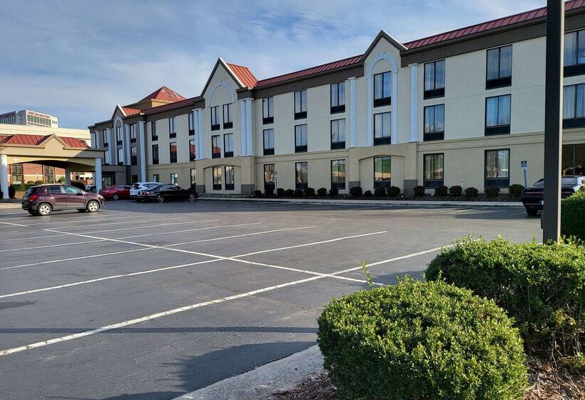 בית מלון כפרי Wingate By Wyndham Greensboro Coliseum