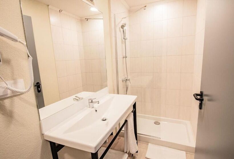 A&m Hotel With Free Parking