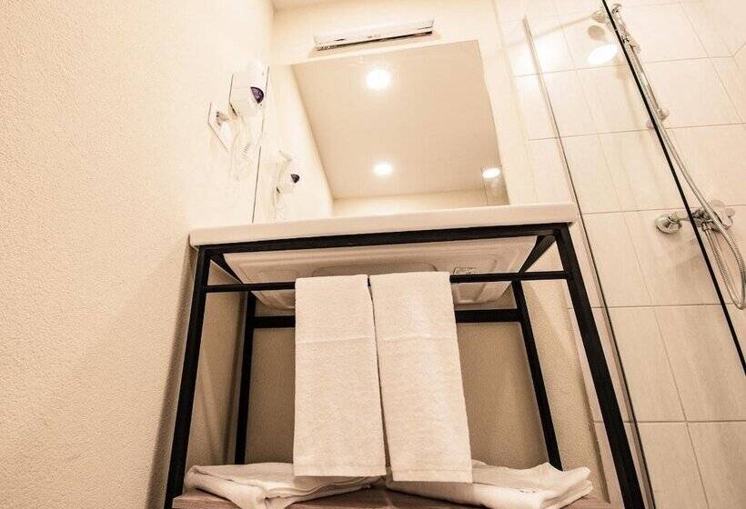 A&m Hotel With Free Parking