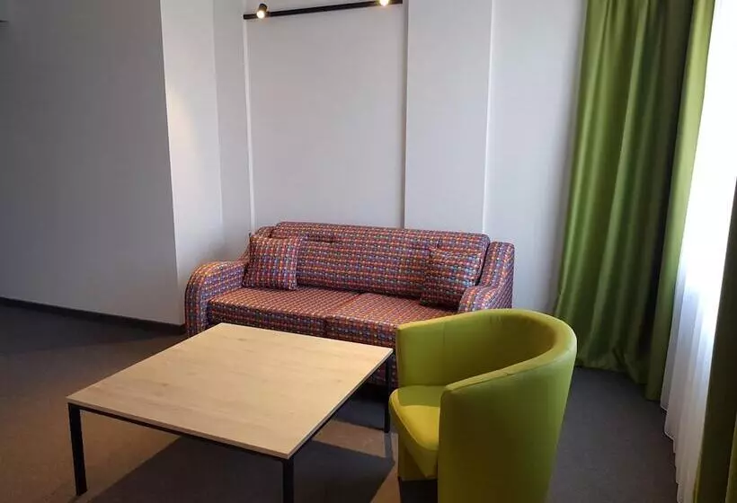 A&m Hotel With Free Parking