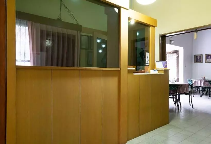 ペンション Reddoorz Plus Near Brawijaya Museum