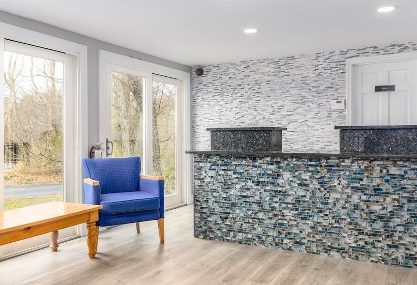 Captains Quarters Motel & Conference Center