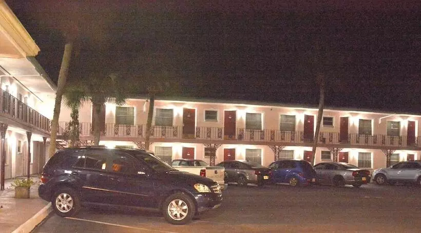 Carriage Inn Motel