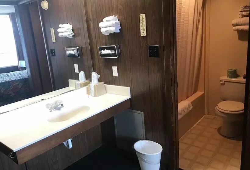 هتل Budget Host Village Inn