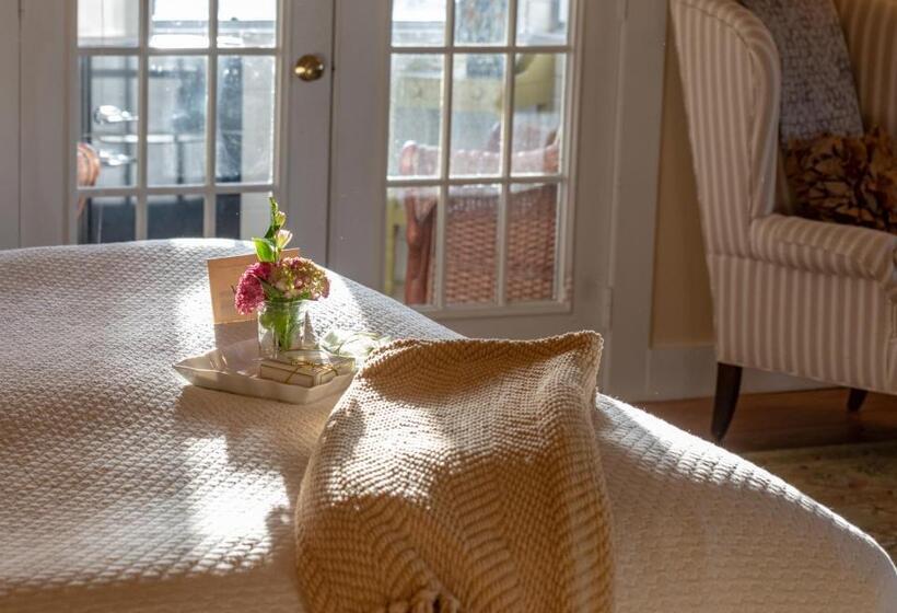 فندق Captain Freeman Inn