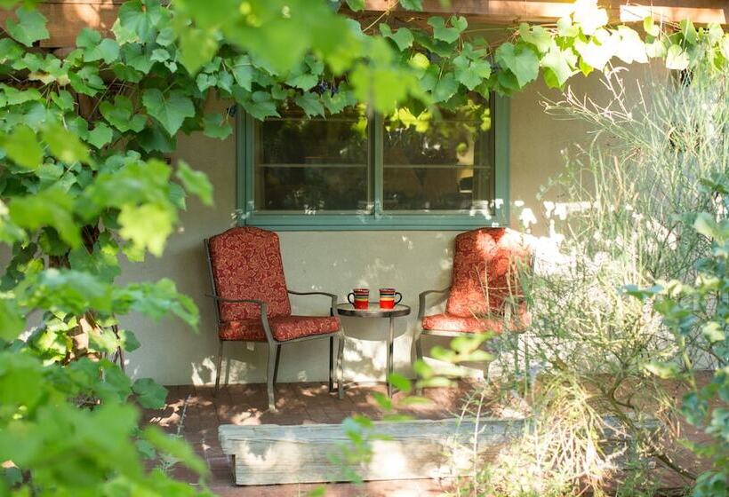 هتل Casa Blanca Inn And Suites