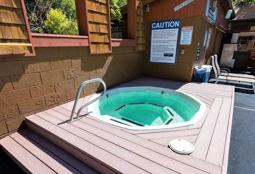 ホテル Cedar Glen Lodge