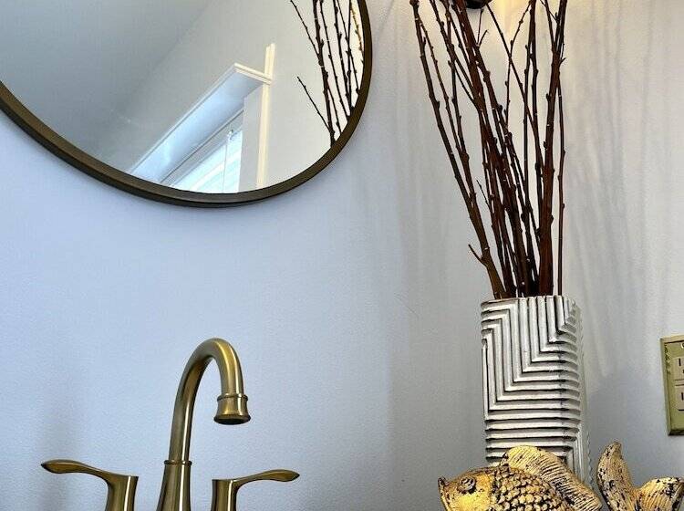 Отель Queen Anne S Revenge