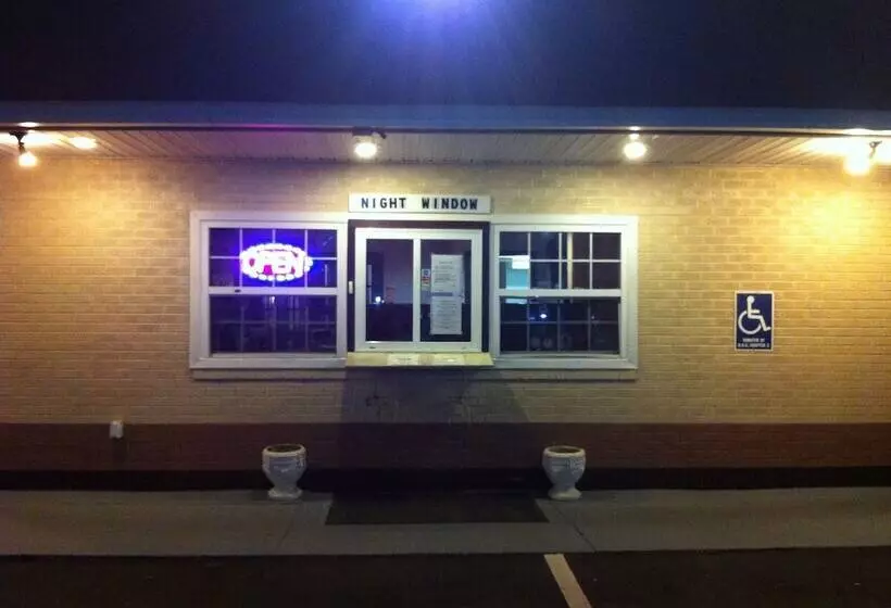 모텔 Newport News Inn