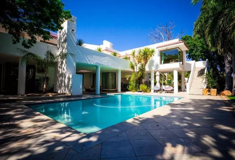 تختخواب و صبحانه The Embassy