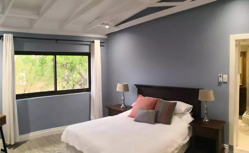 تختخواب و صبحانه The Embassy