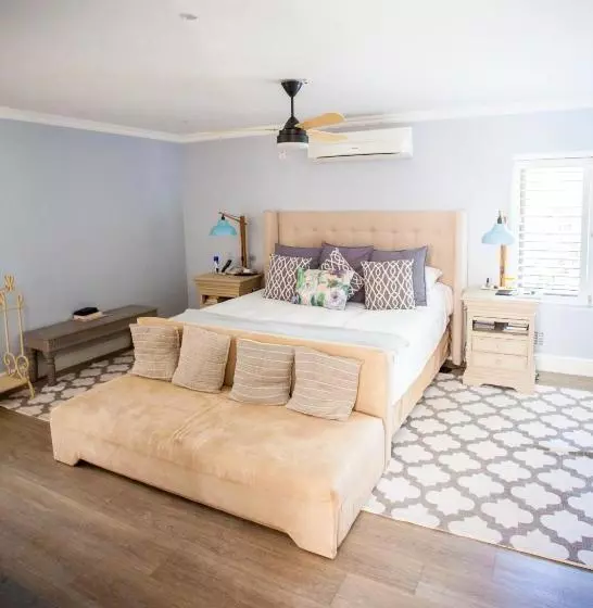 تختخواب و صبحانه The Embassy