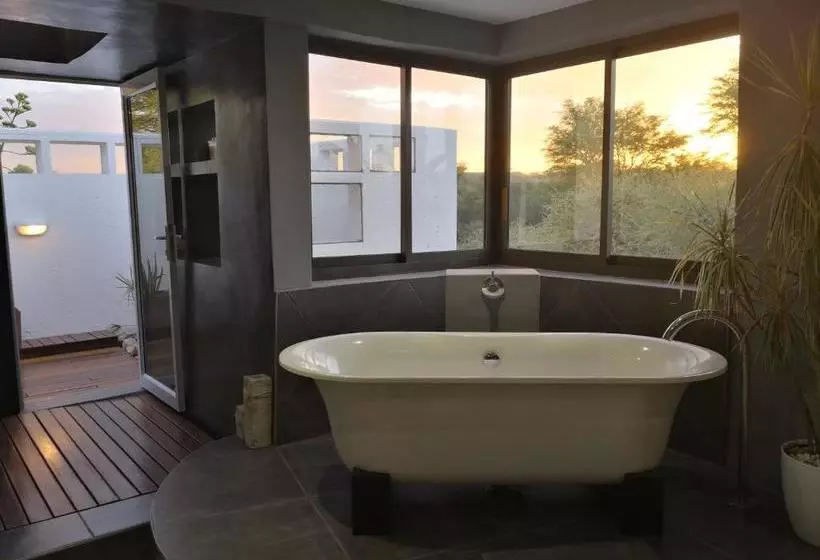 تختخواب و صبحانه The Embassy