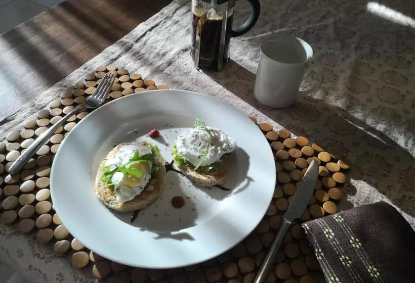 تختخواب و صبحانه The Embassy