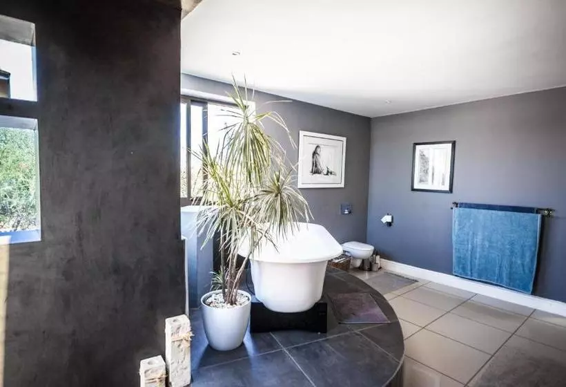 تختخواب و صبحانه The Embassy