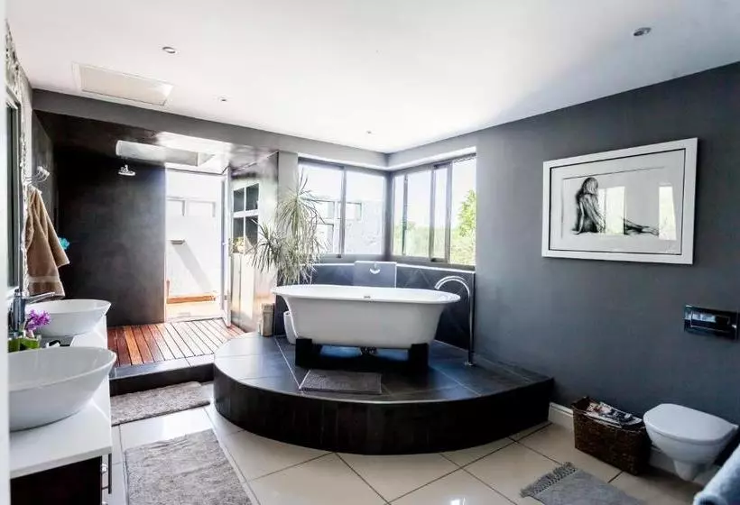 تختخواب و صبحانه The Embassy