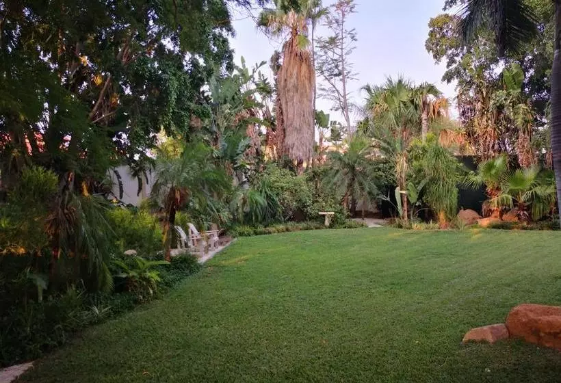 تختخواب و صبحانه The Embassy