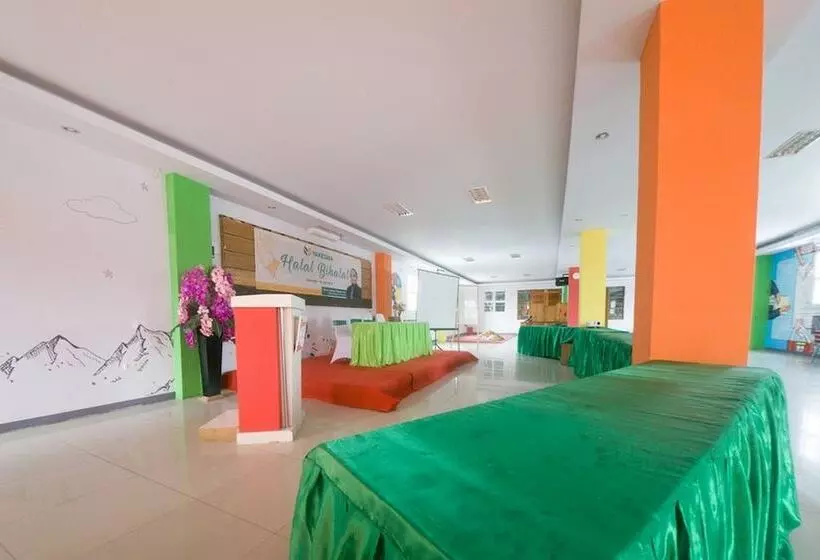 ホテル Reddoorz Plus Syariah @ Pentadio Gorontalo