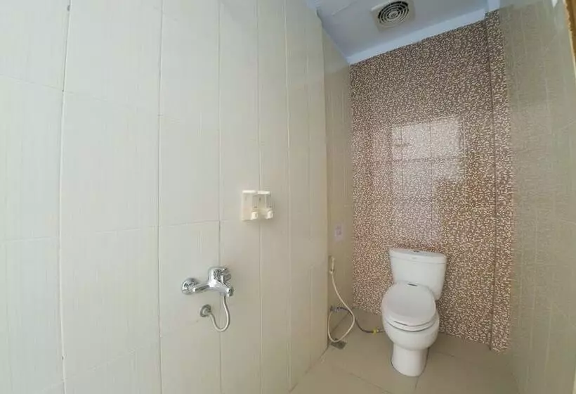 ホテル Reddoorz Plus Syariah @ Pentadio Gorontalo