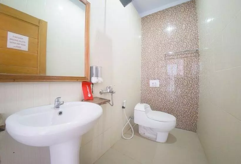 ホテル Reddoorz Plus Syariah @ Pentadio Gorontalo