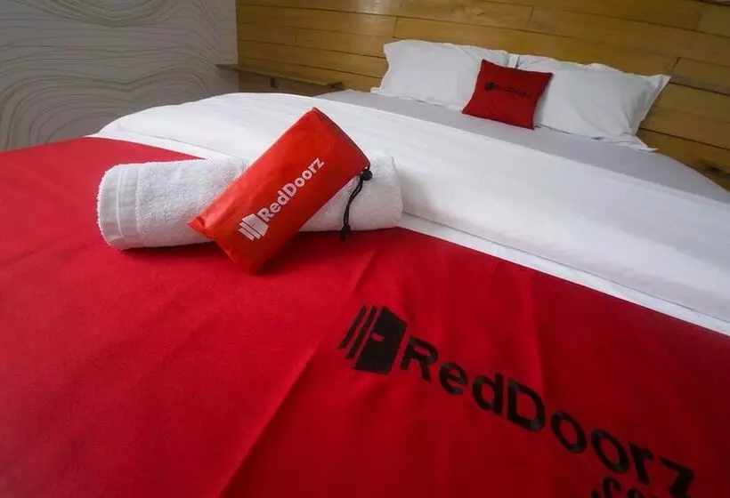 ホテル Reddoorz Plus Syariah @ Pentadio Gorontalo