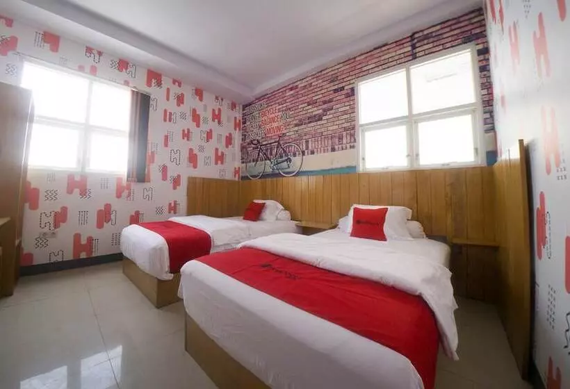 ホテル Reddoorz Plus Syariah @ Pentadio Gorontalo
