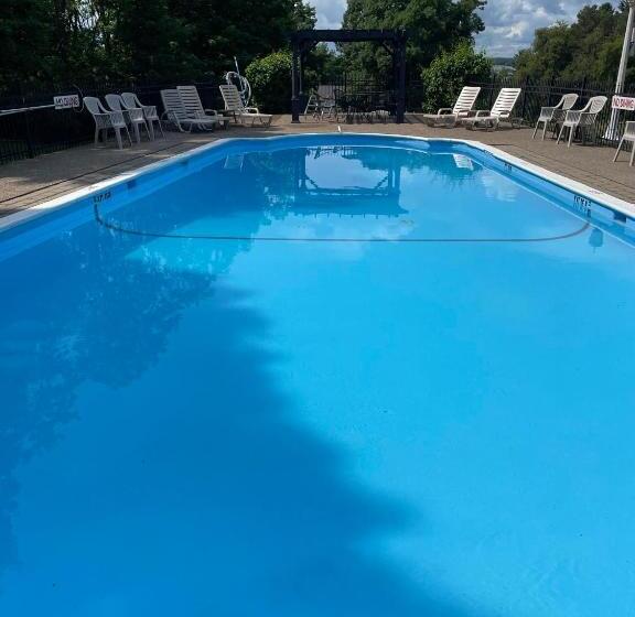 West Winds Motel & Cottages