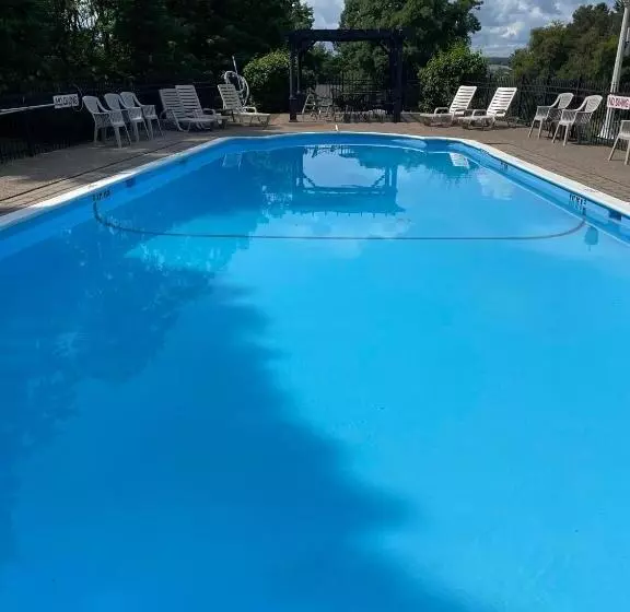 West Winds Motel & Cottages