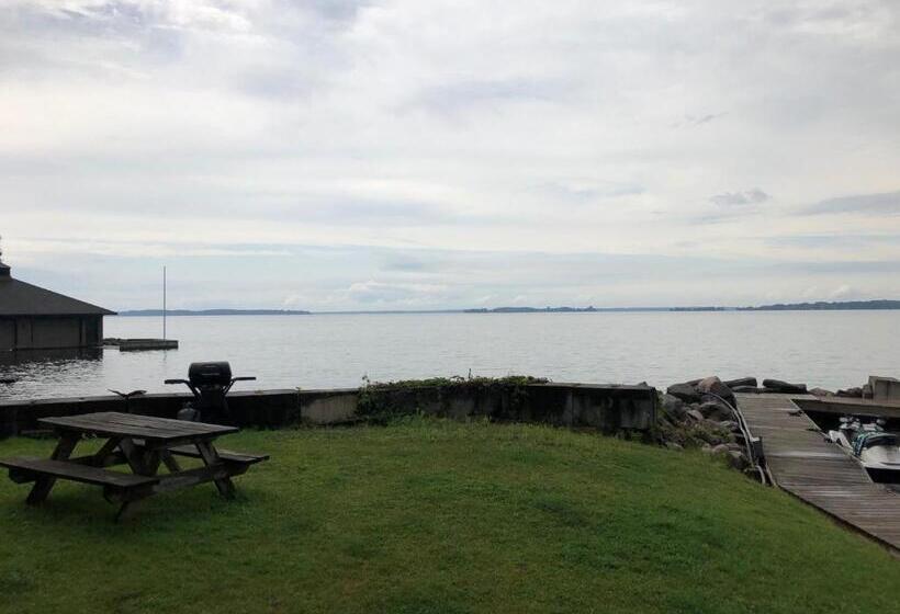 West Winds Motel & Cottages