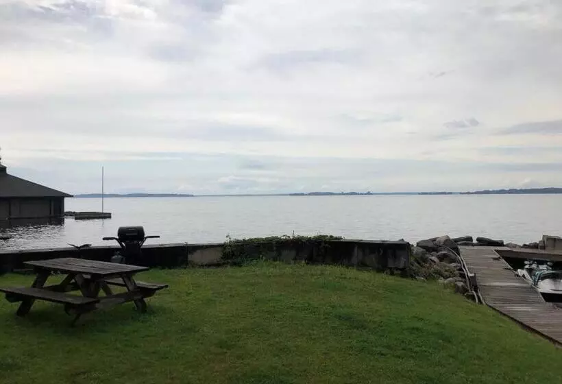 West Winds Motel & Cottages