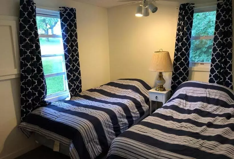 West Winds Motel & Cottages